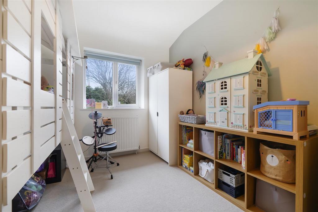32 Greenstead Gardens