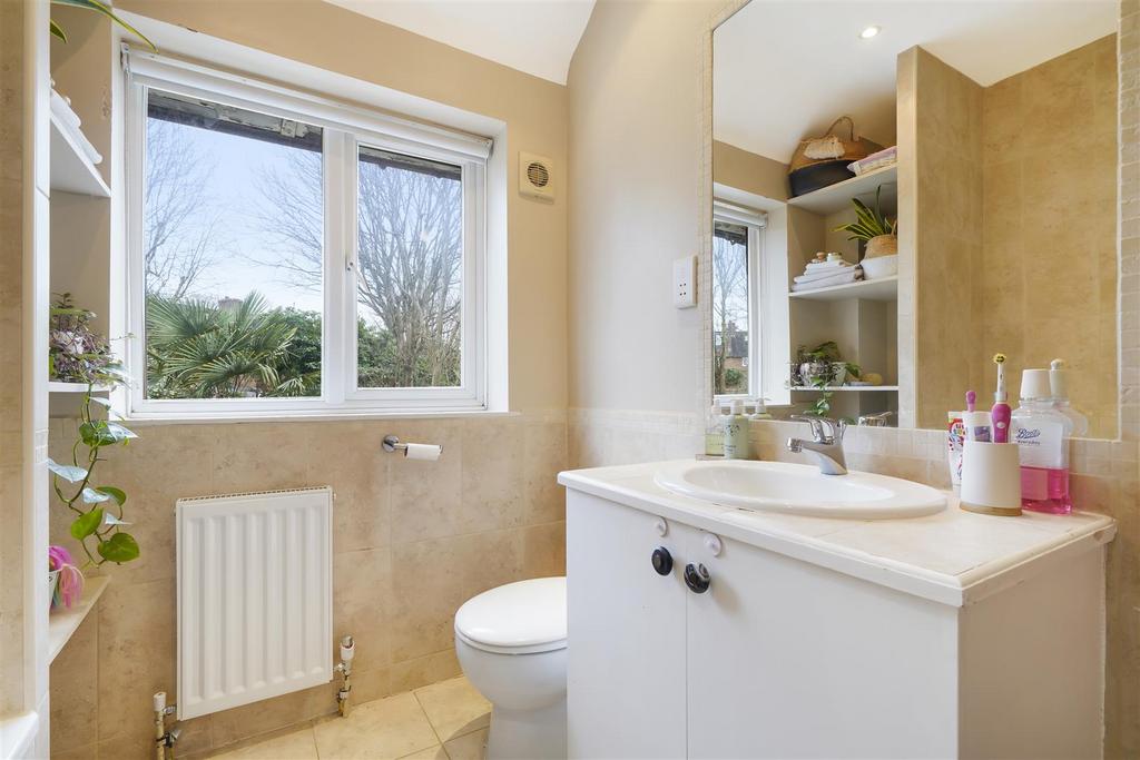 32 Greenstead Gardens
