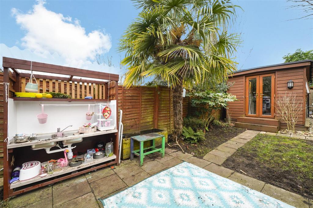 32 Greenstead Gardens