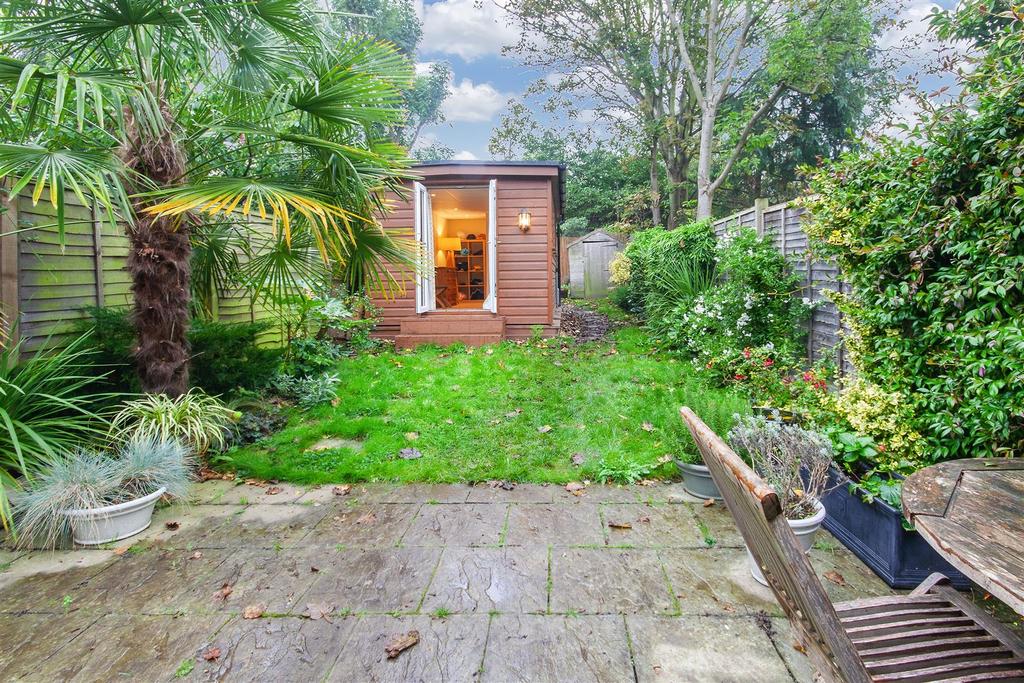 32 Greenstead Grdns