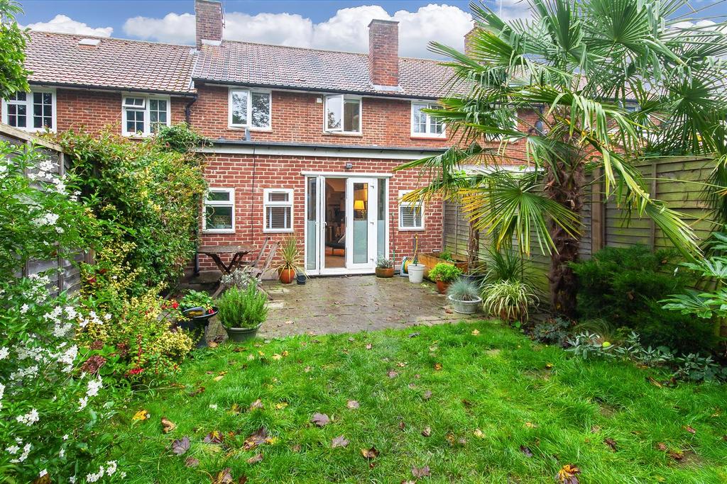 32 Greenstead Grdns