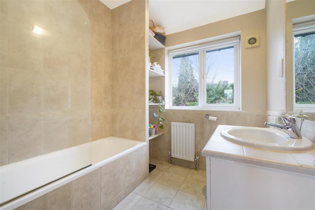 32 Greenstead Gardens