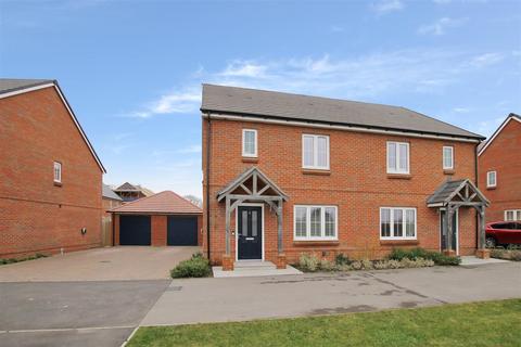 3 bedroom semi-detached house for sale, Kingsmead Avenue, Chichester PO19