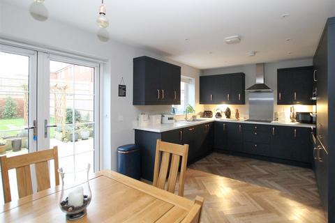 3 bedroom semi-detached house for sale, Kingsmead Avenue, Chichester PO19