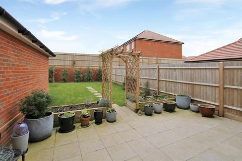 3 bedroom semi-detached house for sale, Kingsmead Avenue, Chichester PO19