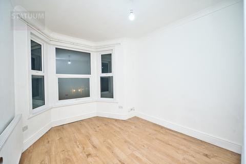 3 bedroom flat to rent, Kingswood Road, Goodmays, Redbridge, Ilford, Essex, IG3