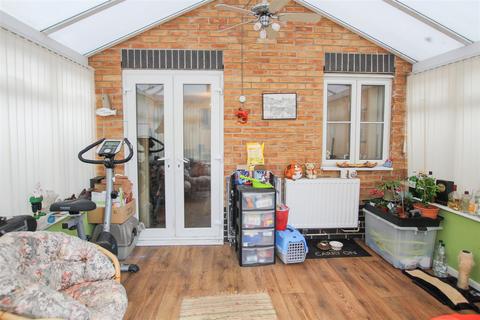 3 bedroom end of terrace house for sale, Burnt House Close, Haverhill CB9