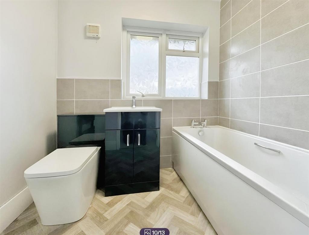 5e0fa836-BATHROOM.jpg