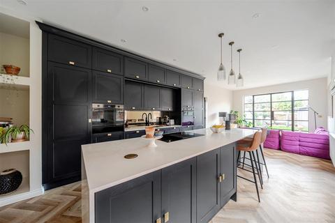 92 Castle Road, Bedford, MK40 3PS