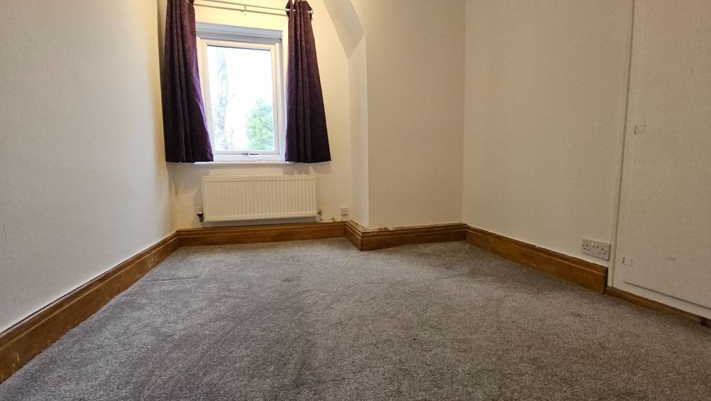 Middle bedroom