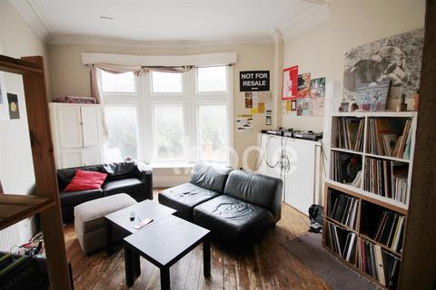 3 bedroom flat to rent, The Crescent, Hyde Park, Leeds