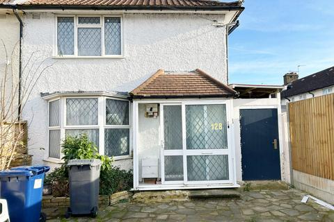 4 bedroom end of terrace house to rent, Goldbeaters Grove, Edgware