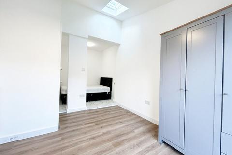 4 bedroom end of terrace house to rent, Goldbeaters Grove, Edgware