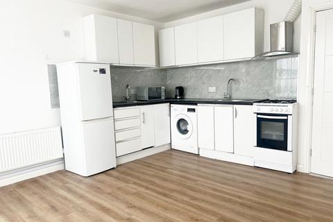 2 bedroom end of terrace house to rent, Goldbeaters Grove, Edgware