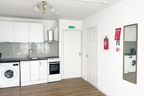 2 bedroom end of terrace house to rent, Goldbeaters Grove, Edgware