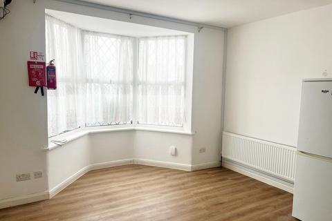 2 bedroom end of terrace house to rent, Goldbeaters Grove, Edgware