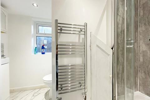 2 bedroom end of terrace house to rent, Goldbeaters Grove, Edgware