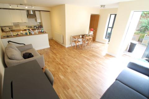 2 bedroom flat to rent, Boleyn Road, London
