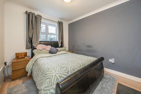 2 bedroom flat to rent, Hillary Drive, Isleworth TW7