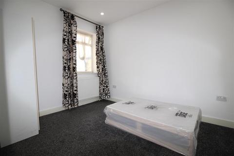 3 bedroom apartment to rent, Second Avenue, London E17