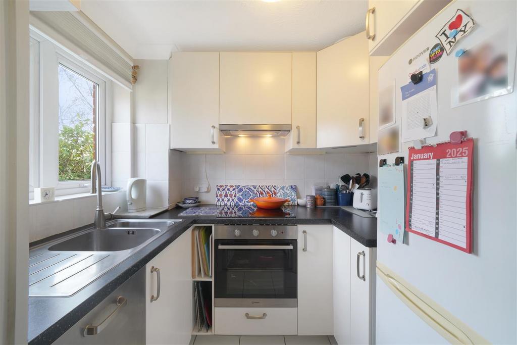 Flat 17, Bishops Court - eb Un YKZZLb8 Y6e F4i5w T.jpg