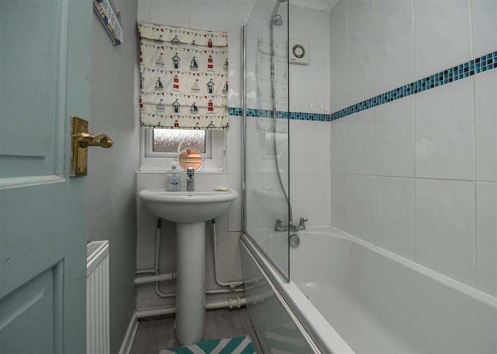 17 Dingle Road-Bathroom.jpg