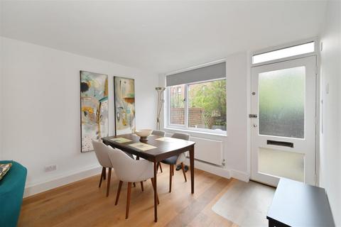 2 bedroom flat to rent, Lily Close, St Pauls Court, W14