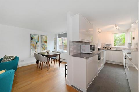 2 bedroom flat to rent, Lily Close, St Pauls Court, W14