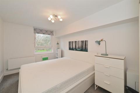 2 bedroom flat to rent, Lily Close, St Pauls Court, W14