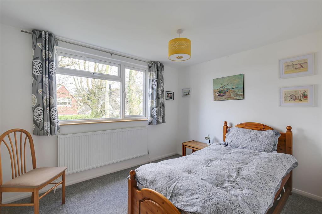 19 Bedroom.jpg