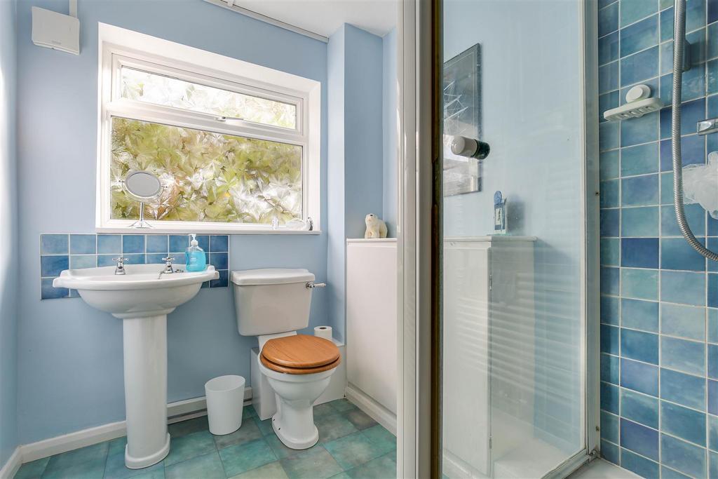 21 Shower Cloakroom.jpg