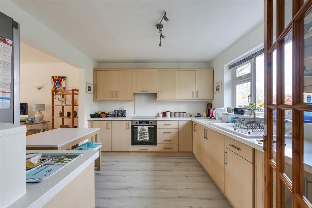 14 Kitchen.jpg