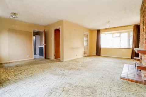 6 Willow Road, Horsham, RH12 4UN