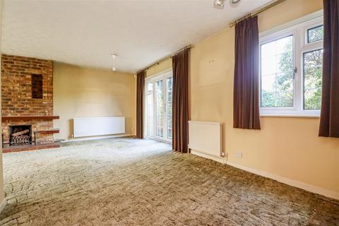 6 Willow Road, Horsham, RH12 4UN