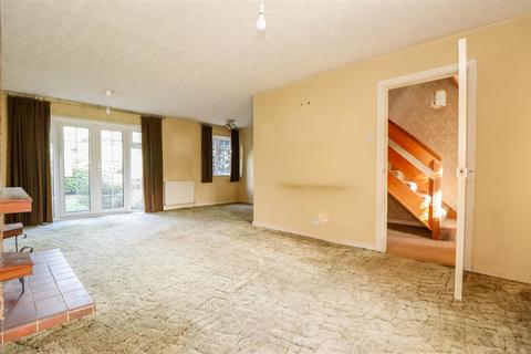 6 Willow Road, Horsham, RH12 4UN