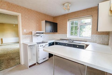 6 Willow Road, Horsham, RH12 4UN