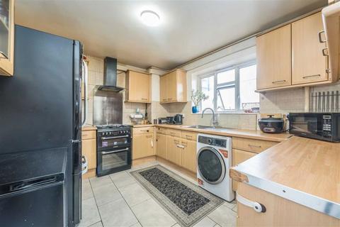 3 bedroom flat for sale, Sidney Street, London E1