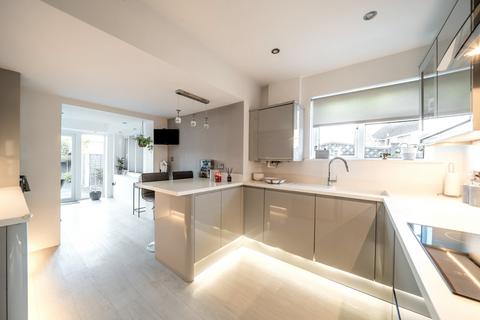 25 Peatmore Avenue, Woking, GU22 8TG