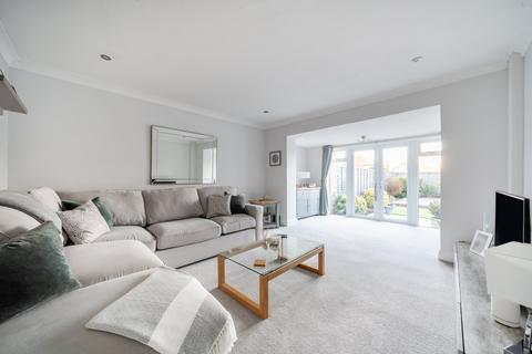 25 Peatmore Avenue, Woking, GU22 8TG