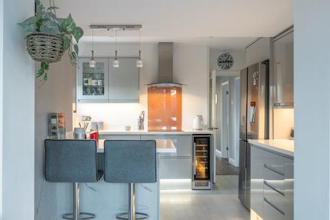 25 Peatmore Avenue, Woking, GU22 8TG