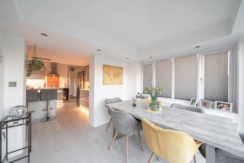 25 Peatmore Avenue, Woking, GU22 8TG