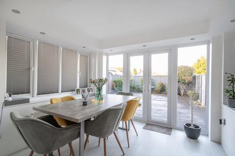 25 Peatmore Avenue, Woking, GU22 8TG