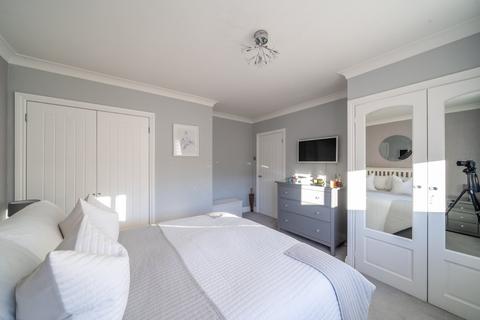 25 Peatmore Avenue, Woking, GU22 8TG