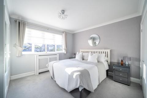 25 Peatmore Avenue, Woking, GU22 8TG