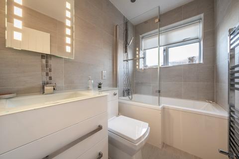 25 Peatmore Avenue, Woking, GU22 8TG