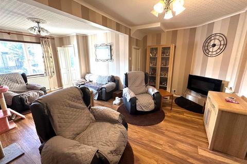 4 bedroom end of terrace house for sale, Cassiobury Avenue, Feltham