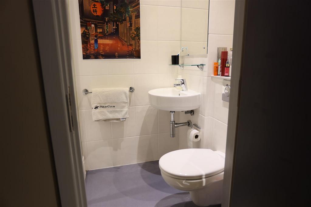 409 jesmond bathroom shot.JPG