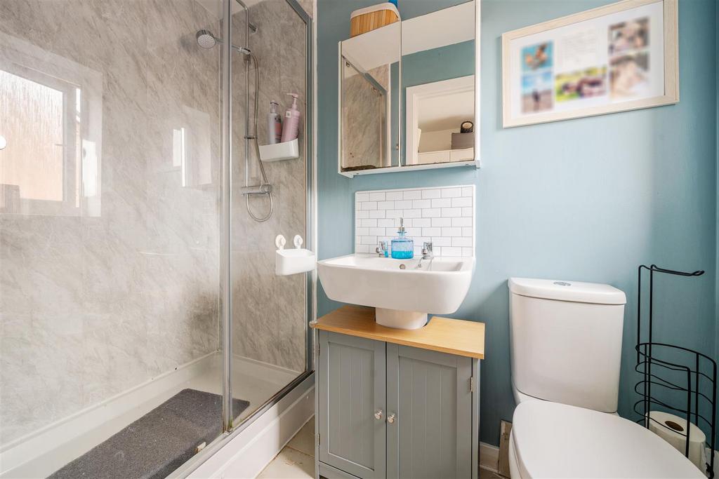 Drake Ave Ensuite.jpg