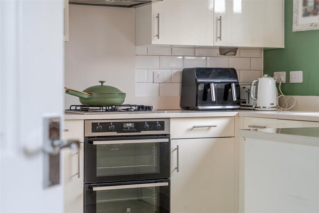 Drake Ave Kitchen Oven.jpg