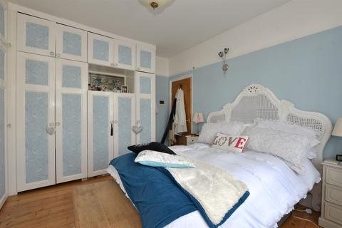 58 Ravenscourt Drive, Hornchurch, RM12 6HL